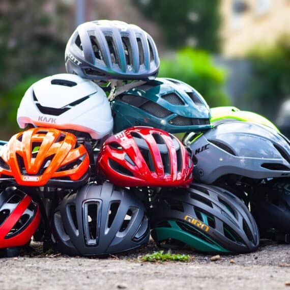 Capacetes de bike variados em cores vibrantes, acessórios essenciais para ciclismo seguro.