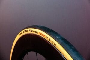 A Revolução dos Pneus Largos no Ciclismo de Estrada: Por Que 25mm Não É Mais Suficiente