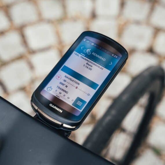 Cronômetro Garmin no guidão de bicicleta durante treinamento de ciclismo, tecnologia para ciclistas.