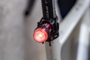 As Melhores Luzes Traseiras para Bicicleta: Guia para Aumentar Sua Visibilidade e Segurança