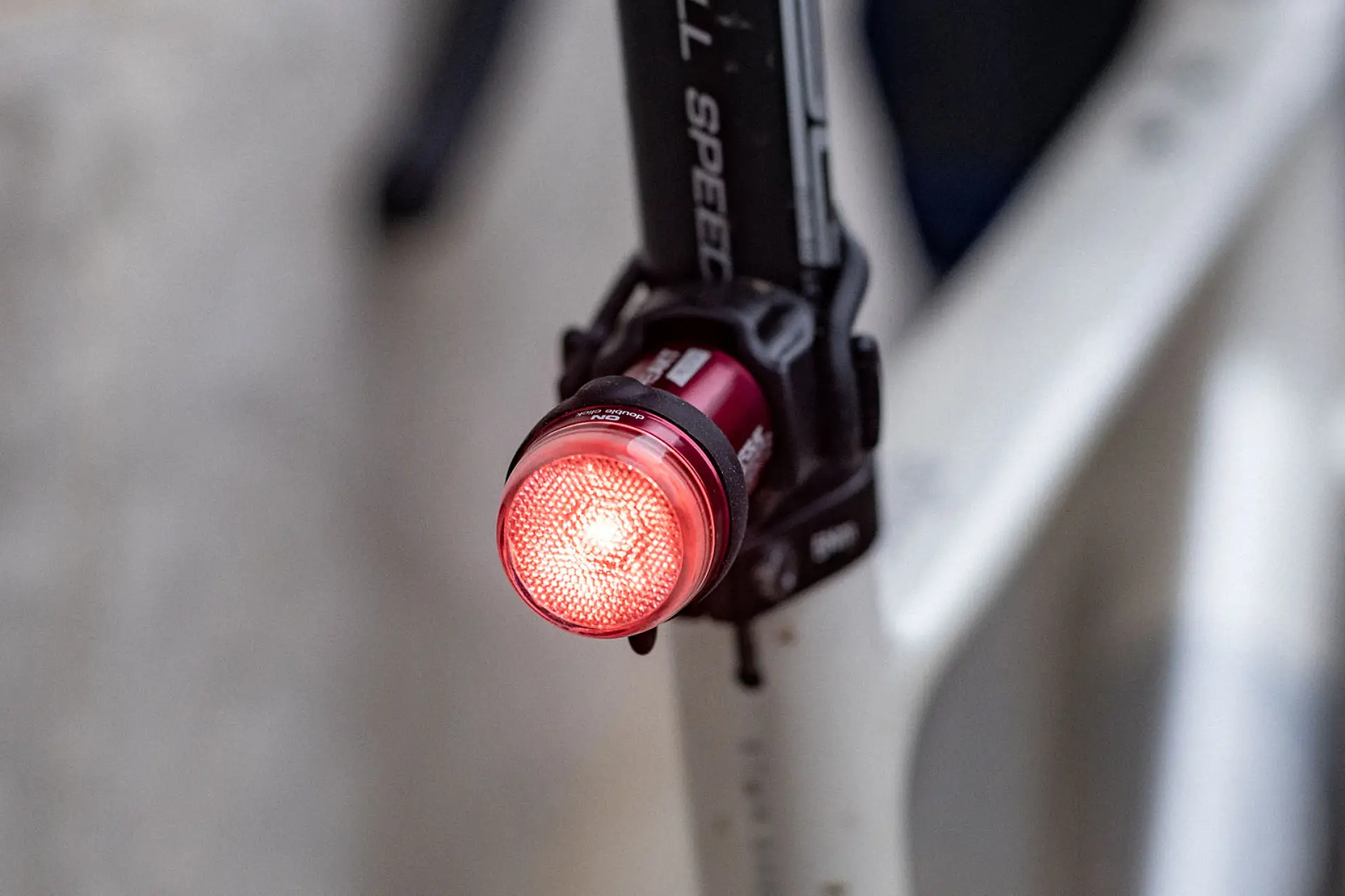 As Melhores Luzes Traseiras para Bicicleta: Guia para Aumentar Sua Visibilidade e Segurança