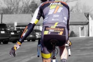 11 Sinais manuais que todo ciclista deve conhecer ao pedalar na estrada