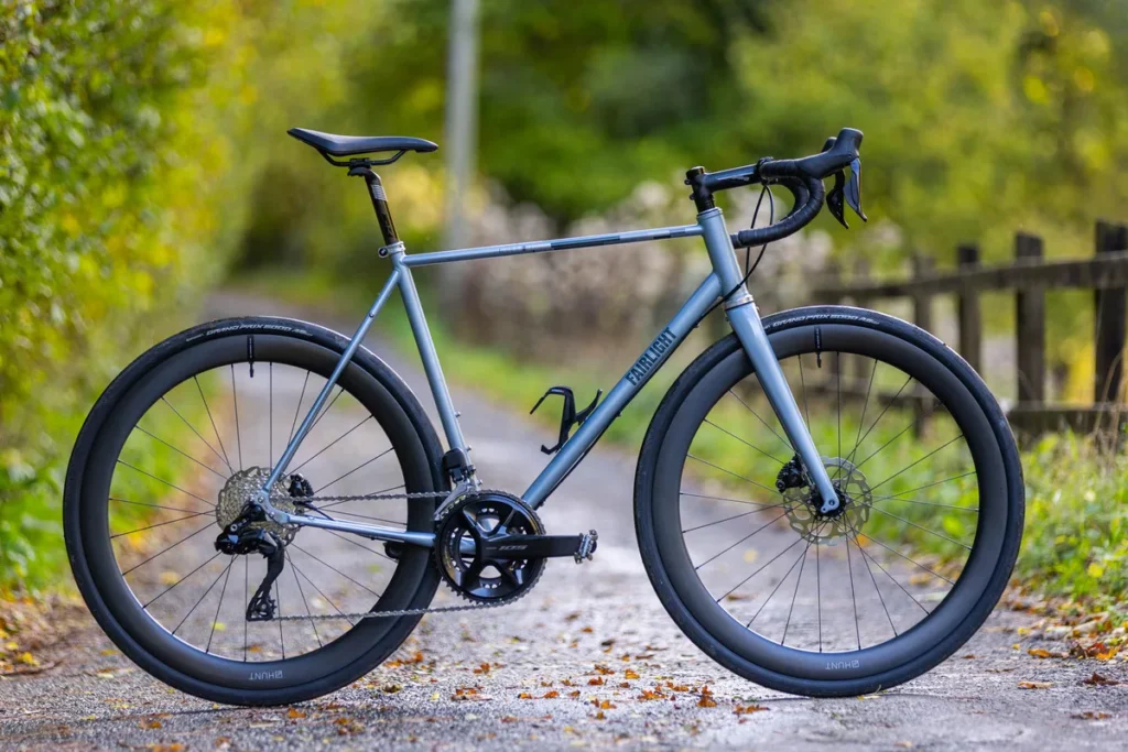 Tudo, exceto o suporte de garrafa e os pedais mostrados na foto, custa £3.909.