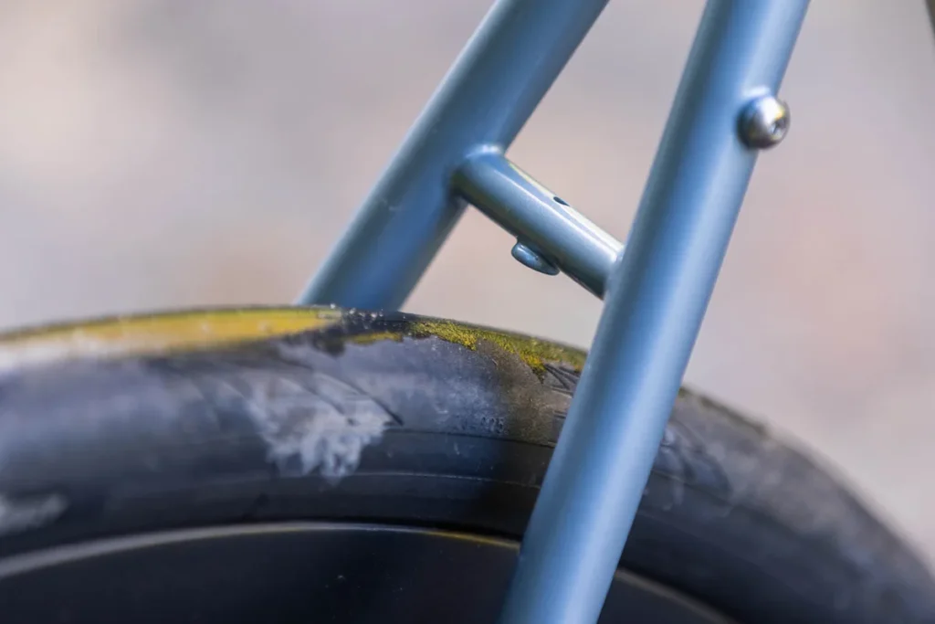 Mesmo com pneus de 35 mm, ainda sobra bastante espaço. 