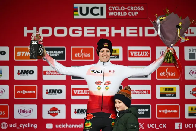 O belga Michael Vanthourenhout, da Pauwels Sauzen-Cibel Clementines, comemora no pódio como vencedor geral da Copa do Mundo de 2024-2025, após o segundo lugar em Hoogerheide (Crédito da imagem: Luc Claessen/Getty Images)