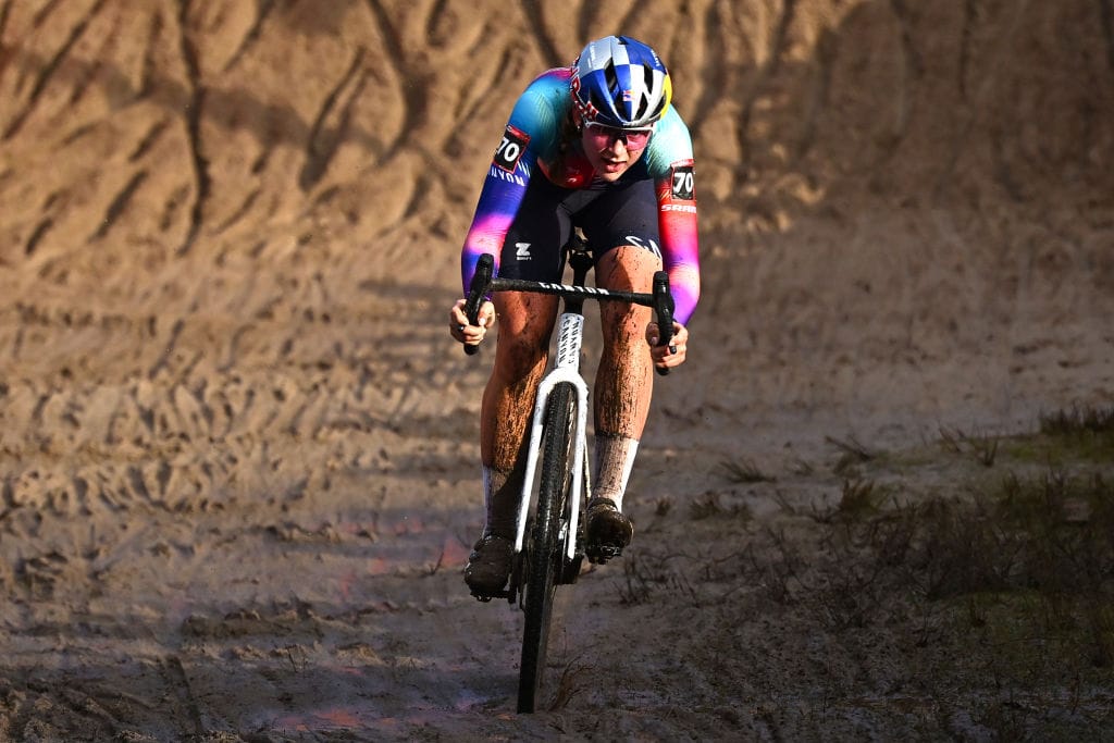 Zoe Backstedt (Canyon-Sram) demonstra suas habilidades na areia na Copa do Mundo de Zonhoven (Crédito da imagem: Getty Images)