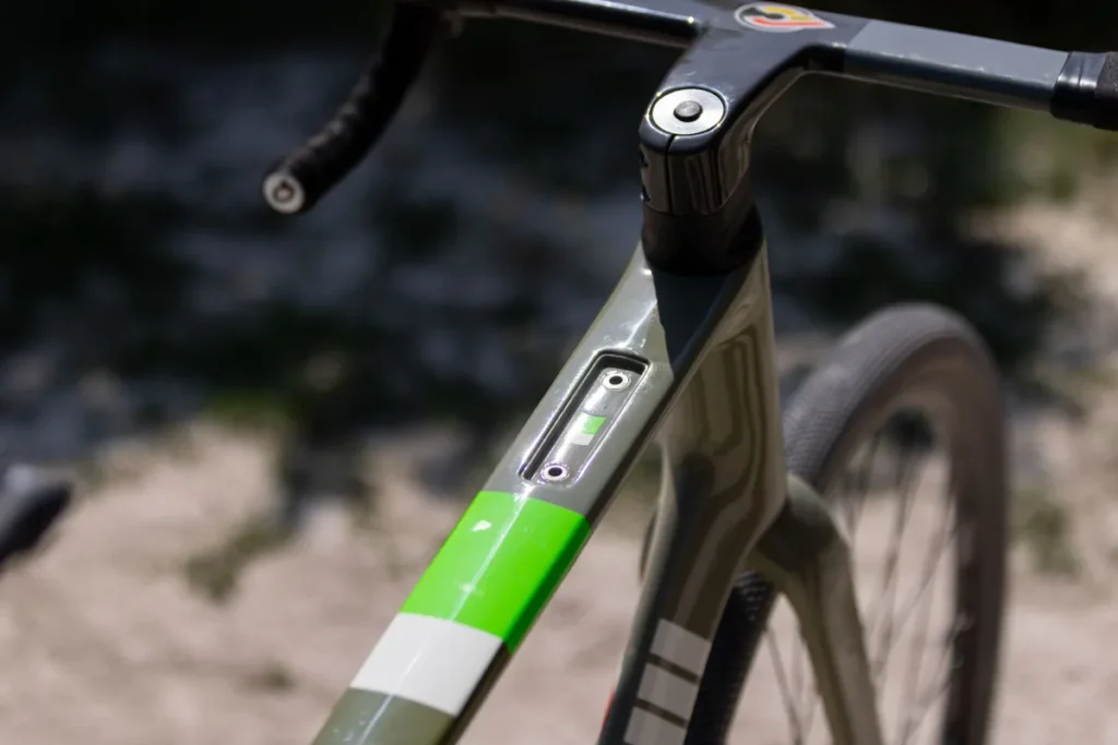 A Cinelli esconde os suportes da bolsa de quadro sob uma cobertura. 