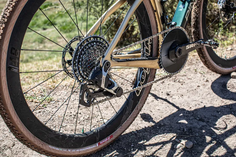 Apesar de utilizar um câmbio traseiro SRAM Red XPLR AXS de montagem direta super rígido, um guia de corrente Wolf Tooth foi instalado para maior segurança em terrenos acidentados.

(Crédito da imagem: Future / Aaron Borrill)