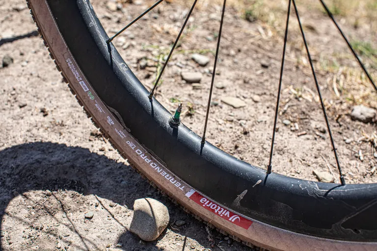 Os pneus Vittoria Terreno T30 totalmente bege de Pidcock chamaram muita atenção em Gravel Burn.

(Crédito da imagem: Future / Aaron Borrill)