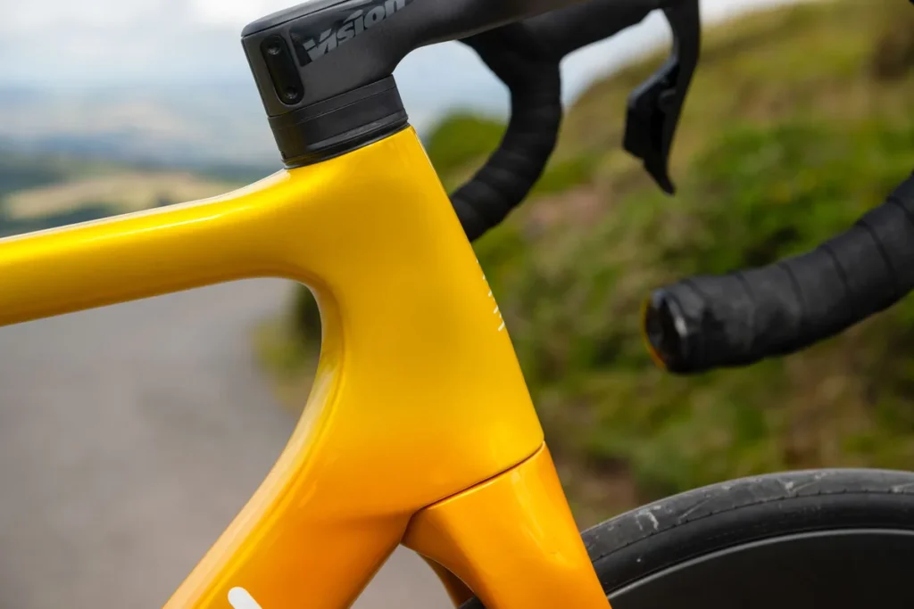 Com o cabeamento interno completo, a interface da câmera SLR fica muito organizada.