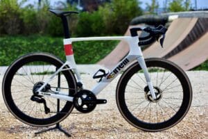 Cinelli Aeroscoop: A Bike Italiana que Desafia as Gigantes do Pelotão Aerodinâmico