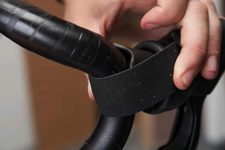 As tiras auxiliares (cheater strips) preenchem o espaço atrás das manetes.