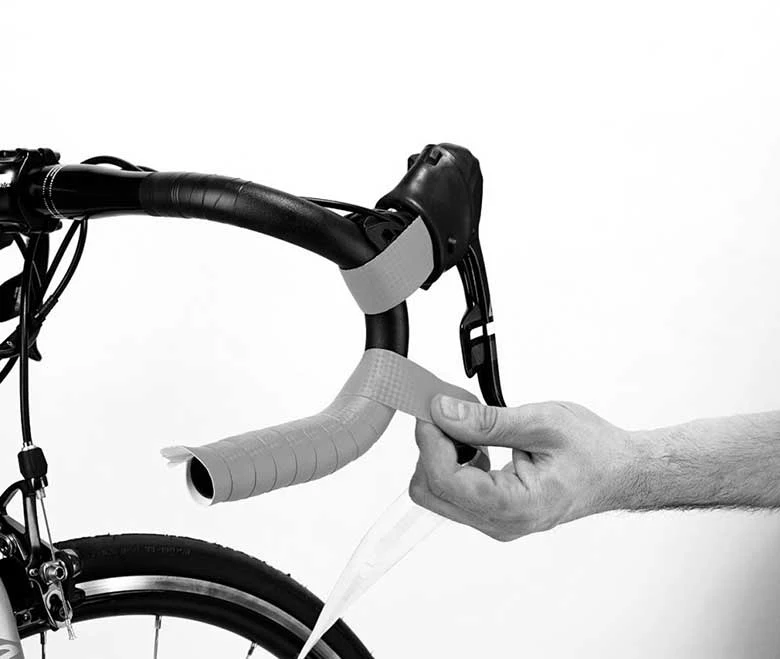 Comece a enrolar o guidão pela parte inferior, mantendo a tensão uniforme na fita.