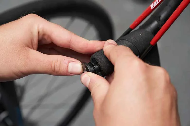 Certifique-se de que os logotipos na tampa estejam na orientação correta para ganhar pontos de mecânico profissional.