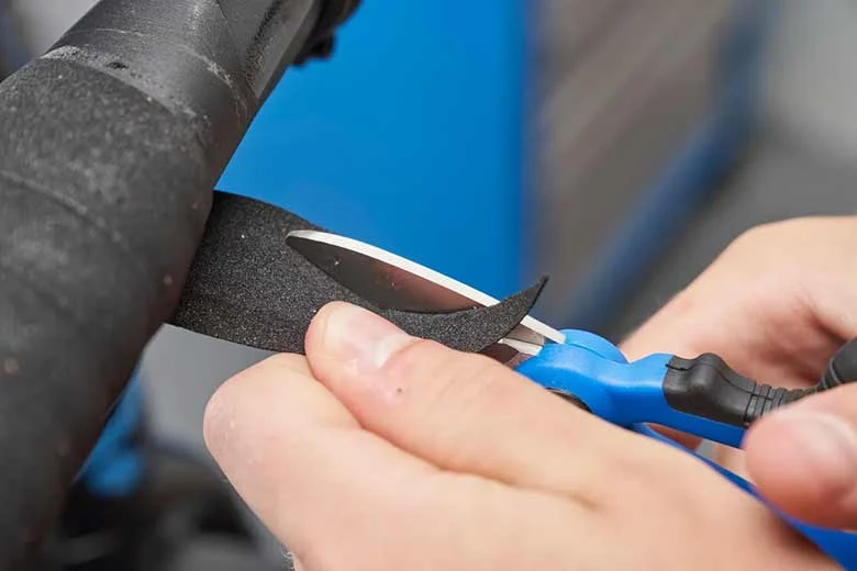 Corte a extremidade da fita em um ângulo para um acabamento limpo.