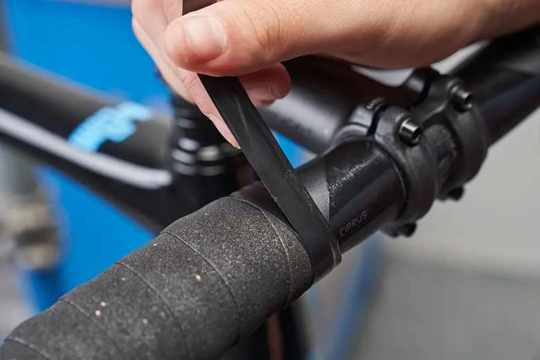 Finalize o enrolamento com uma tira de fita isolante.