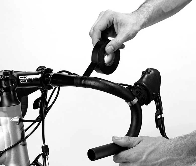 Remova a fita antiga e limpe qualquer resíduo pegajoso.