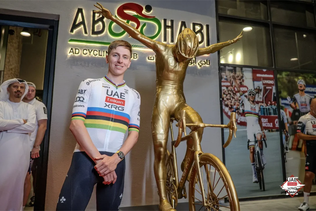 Estátua Dourada de Tadej Pogačar é Revelada em Abu Dhabi em Grande Celebração