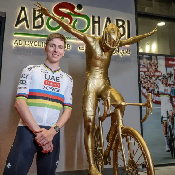 Estátua Dourada de Tadej Pogačar é Revelada em Abu Dhabi em Grande Celebração