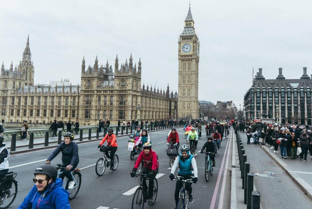 Londres Registra Crescimento Histórico no Ciclismo: E-bikes Sem Estação Lideram Revolução Urbana