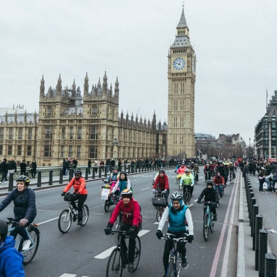 Londres Registra Crescimento Histórico no Ciclismo: E-bikes Sem Estação Lideram Revolução Urbana