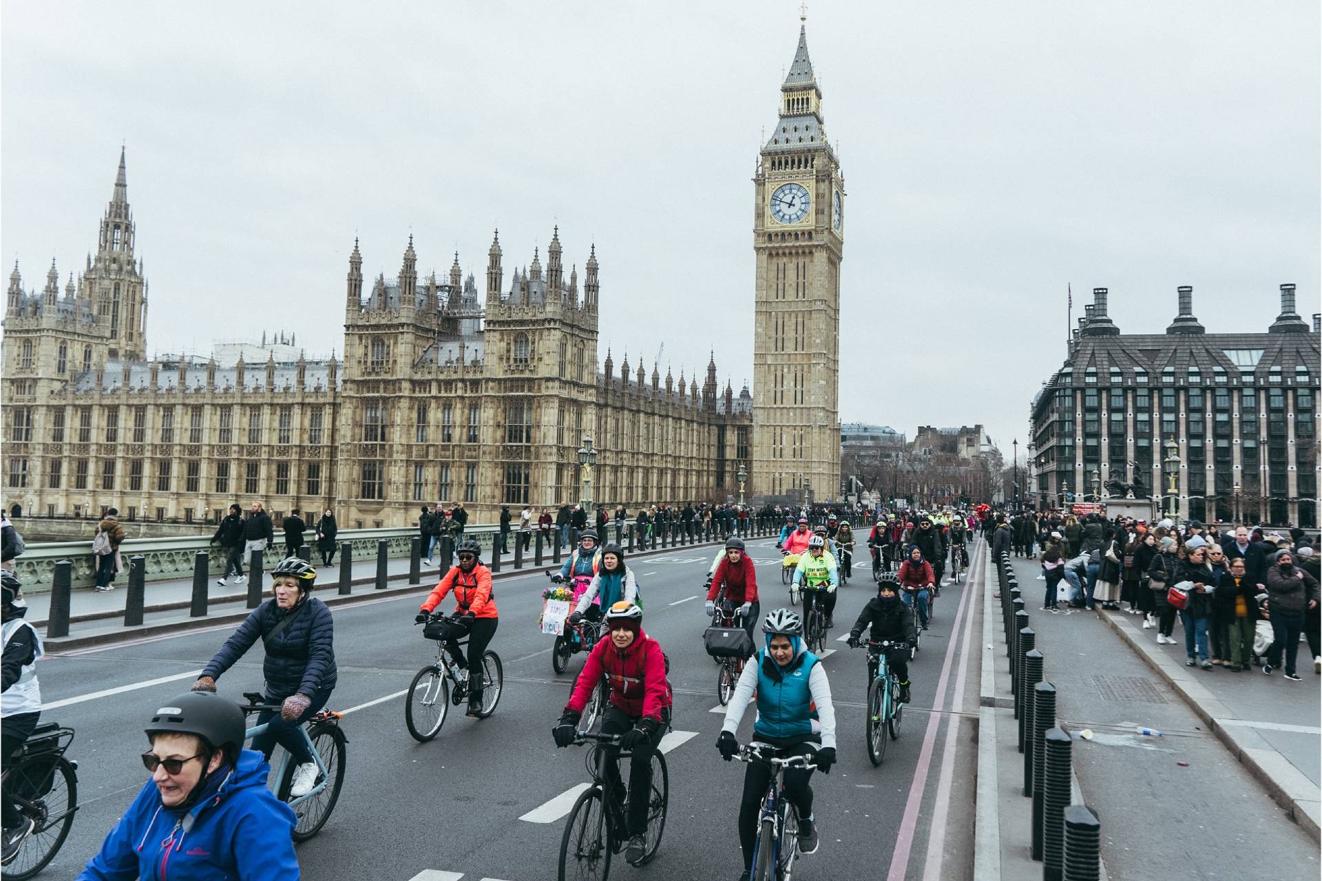 Londres Registra Crescimento Histórico no Ciclismo: E-bikes Sem Estação Lideram Revolução Urbana