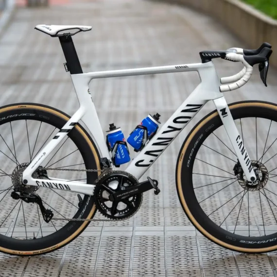 Nova Bicicleta Canyon Avistada com Mathieu van der Poel