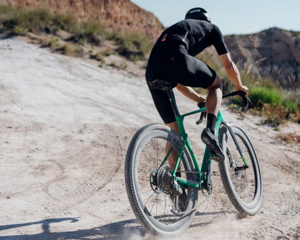 Projetada para a UCI Gravel Series e competições de elite, a Rave SLR ID2 é compatível apenas com transmissões 1x