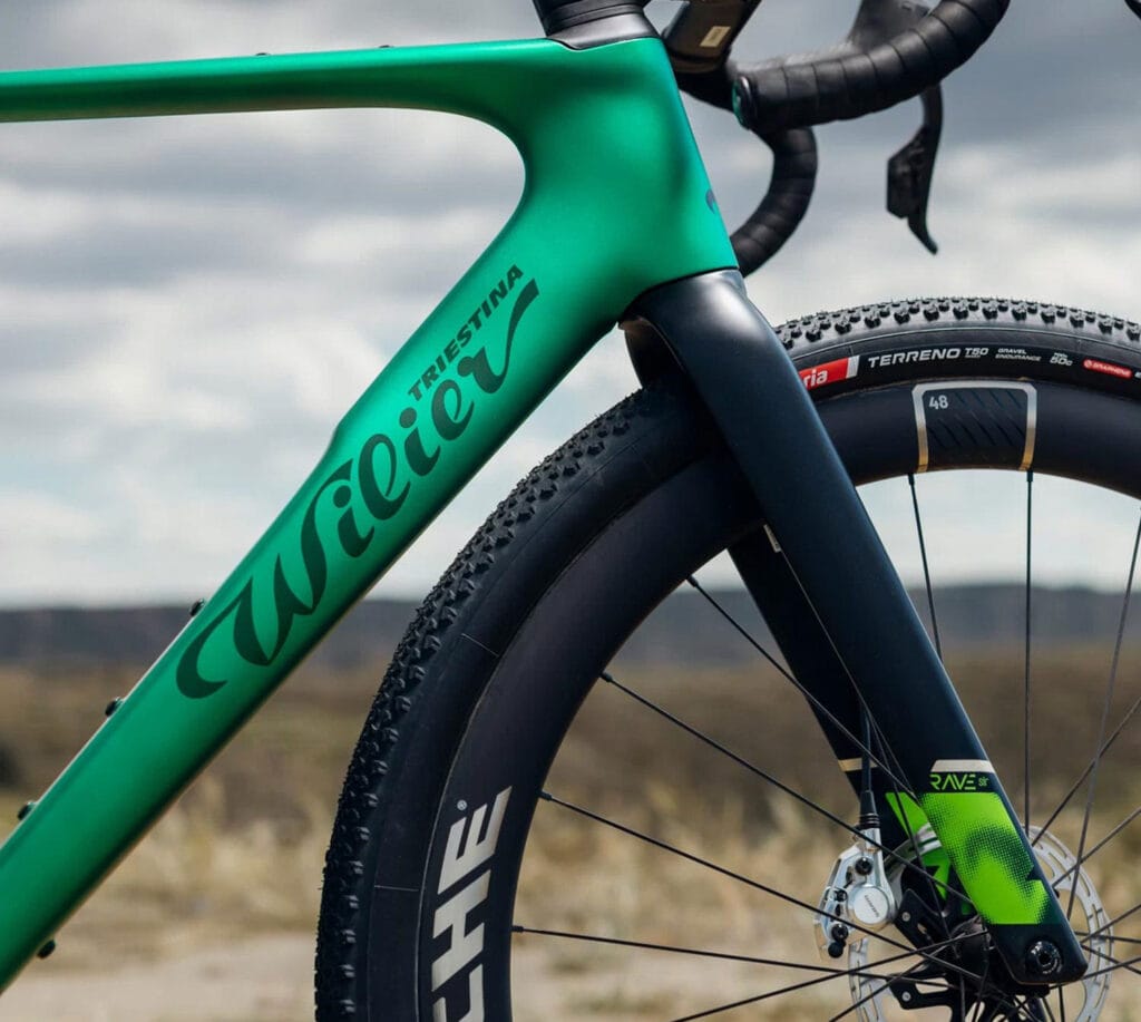 Enquanto isso, as versões de ponta vêm equipadas com rodas de carbono Miche Graff Aero 48, projetadas especificamente para competições de gravel
