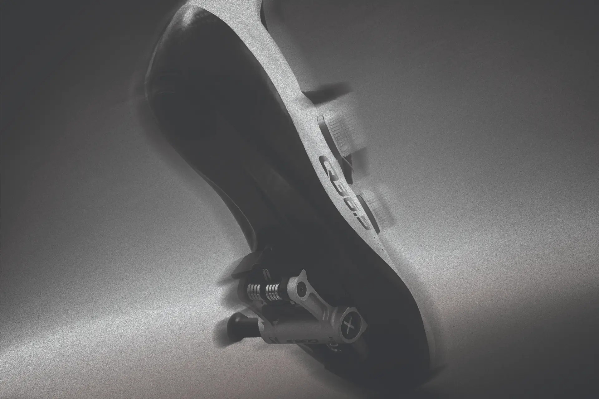 SRM e Q36.5 Lançam Sistema Revolucionário de Pedal e Sapatilha com Menor Stack Height do Mercado