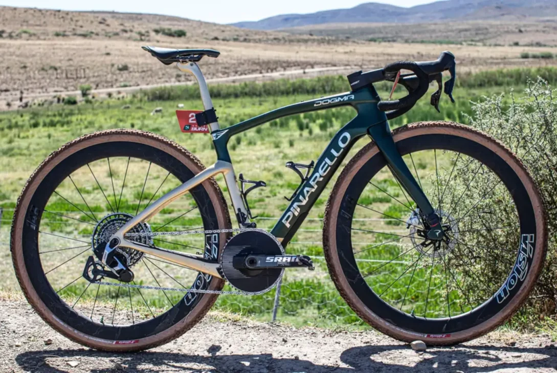 Tom Pidcock e Sua Pinarello Dogma GR na Gravel Burn