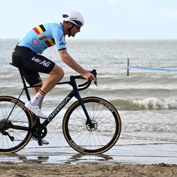 Ciclista Belga Conquista Campeonato Europeu de Cyclocross com Bike de Estrada