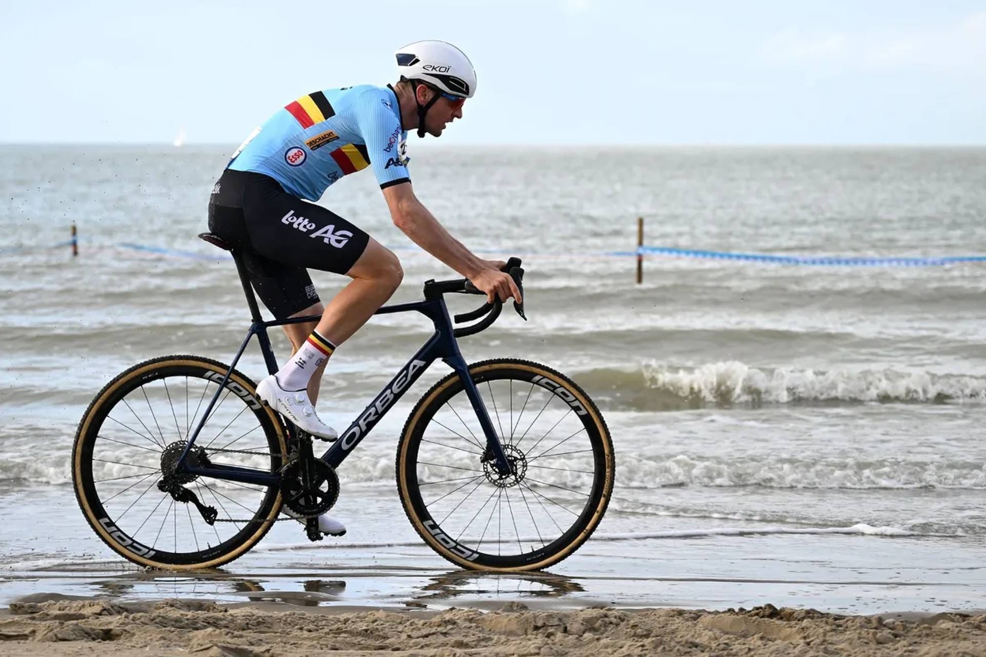 Ciclista Belga Conquista Campeonato Europeu de Cyclocross com Bike de Estrada