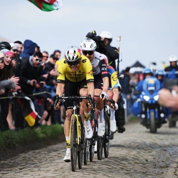 Van Aert Treina Obsessivamente no Paris-Roubaix: A Caça ao Monumento Continua
