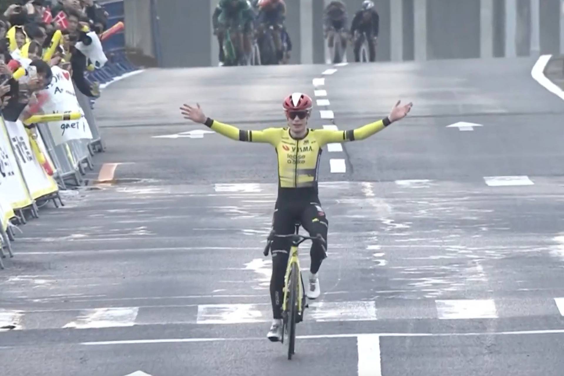 Vingegaard Domina com Ataque Solo e Vence o Criterium de Saitama Após Queda Impressionante