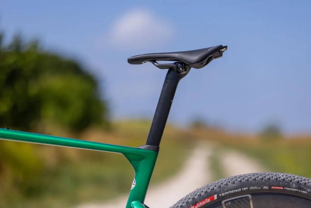 O design aerodinâmico se estende ao canote do selim. O canote aerodinâmico aqui é emprestado da Filante.