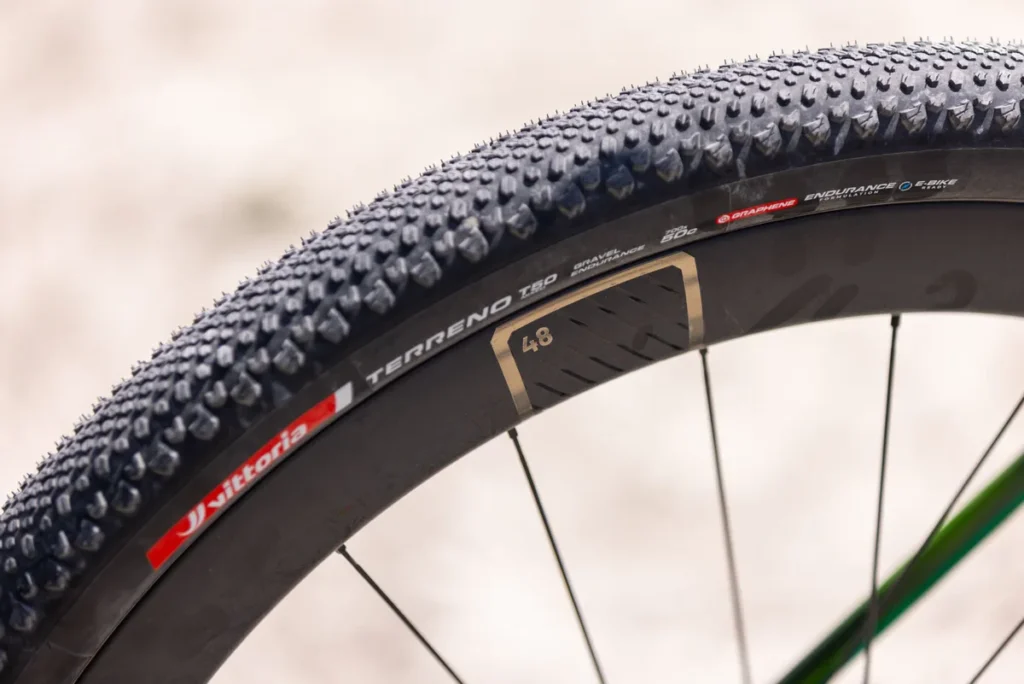 Os pneus Terreno de 50 mm de largura oferecem excelente aderência em piso seco e muito conforto.