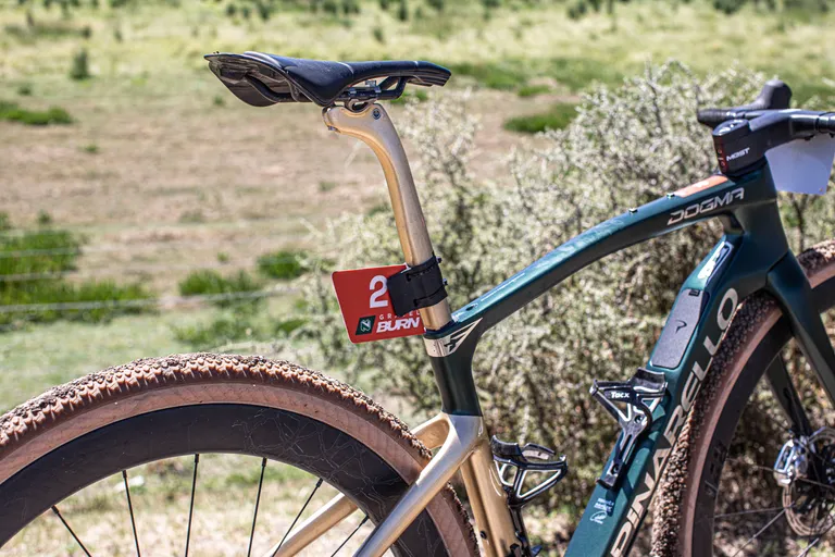 O espigão de selim Adaptive em forma de D adiciona um pouco de flexibilidade à traseira, algo que Pidcock teria apreciado durante a corrida de 800 km.

(Crédito da imagem: Future / Aaron Borrill)