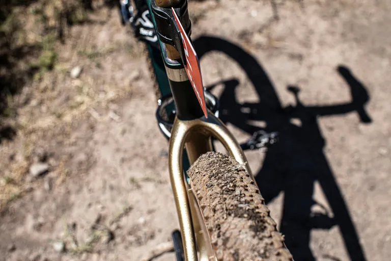 Embora a Pinarello Dogma GR tenha espaço traseiro apenas para pneus de até 42 mm, o Vittoria Terreno T30 de 45 mm coube – por pouco...

(Crédito da imagem: Future / Aaron Borrill)