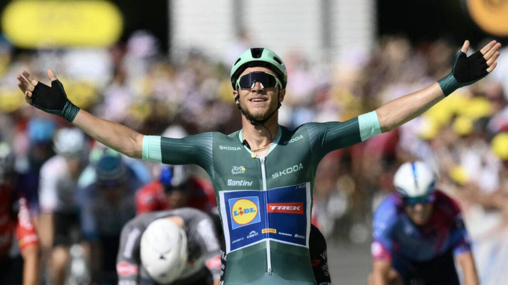 Vestindo a camisa verde de melhor velocista, Jonathan Milan cruza a linha de chegada para vencer a 8ª etapa do Tour de France em Laval Espace Mayenne, em 12 de julho de 2025.