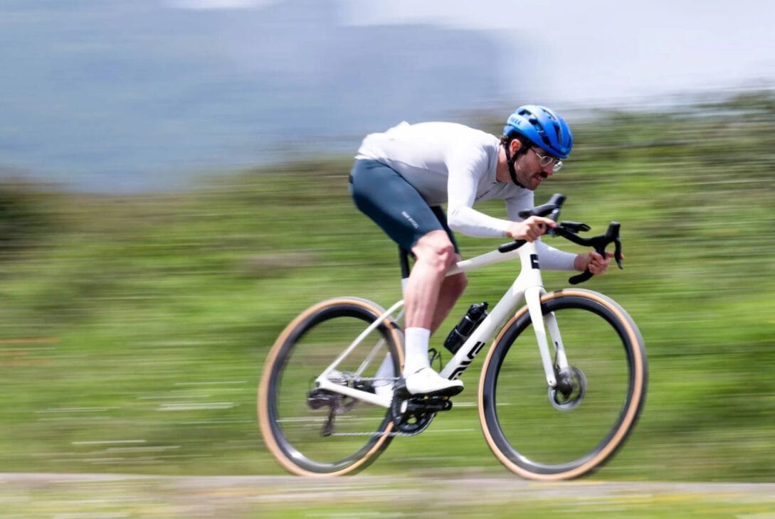 Ciclista em alta velocidade em uma rodovia.