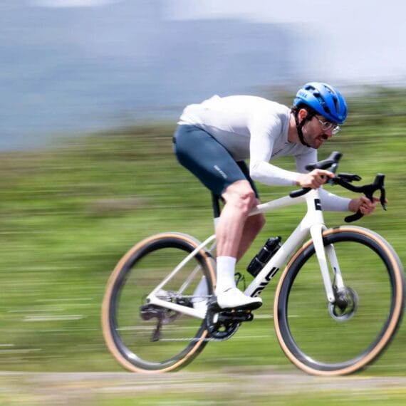 Ciclista em alta velocidade em uma rodovia.