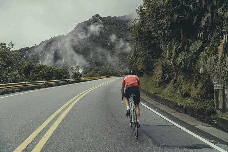 Ciclista treinando na montanha Alto de Letras – Colômbia