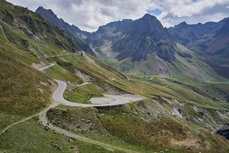Estrada completamente vazia do Col du Tourmalet – França: O Ícone Imortal