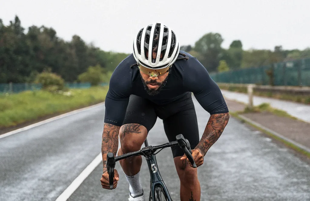 Ciclista fazendo um treino com alta intesidade em uma rodovia sem carros.