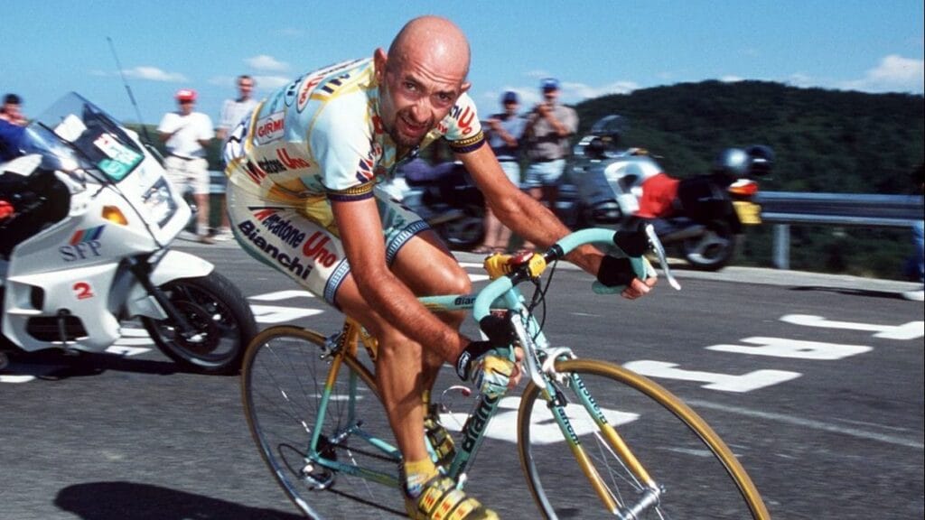 Marco Pantani em uma prova de ciclismo profissional.