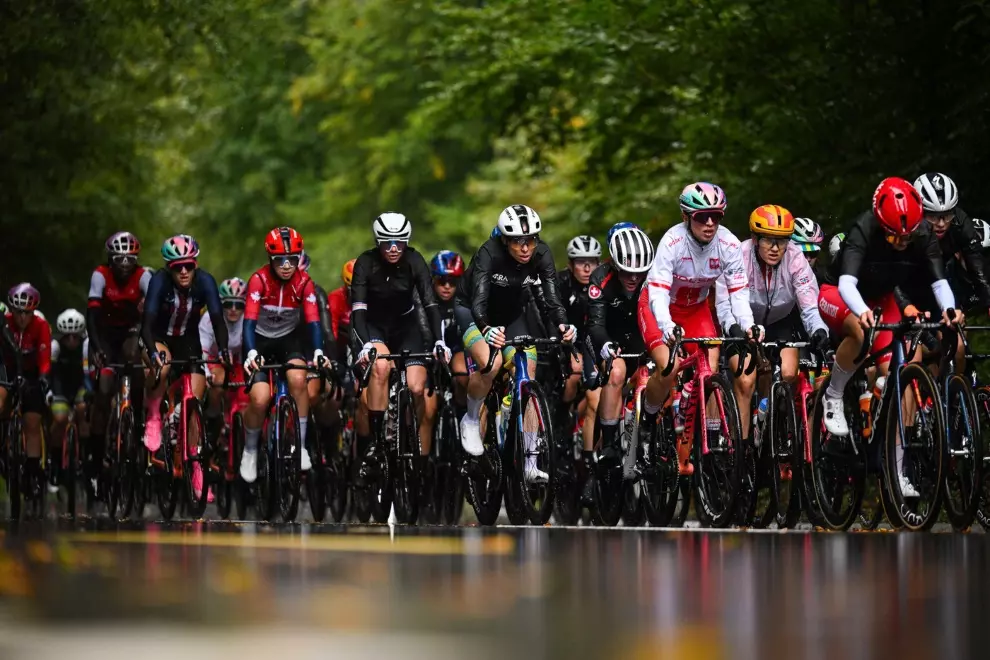 Um grupo de ciclistas profissionais em um pelotão de ciclismo durante uma prova.