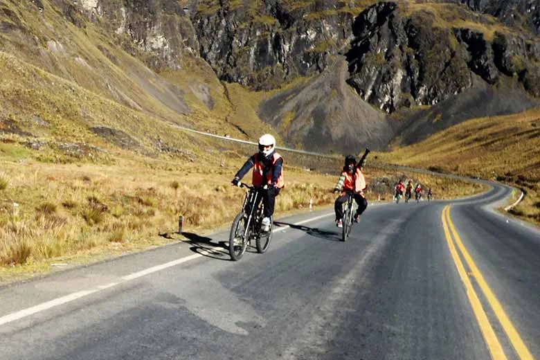 Ciclistas treinando na montanha La Muerte – Equador
