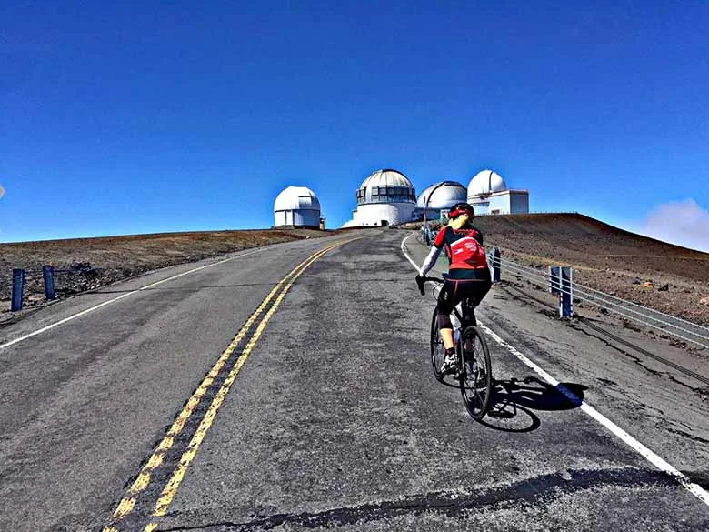 Ciclista treinando sozinha no Mauna Kea – Havaí: O Vulcão Implacável
