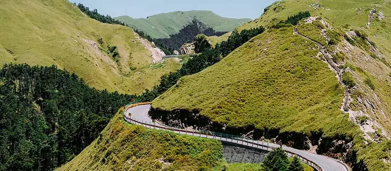 Wuling Pass – Taiwan: ciclista pedalando na subida.
